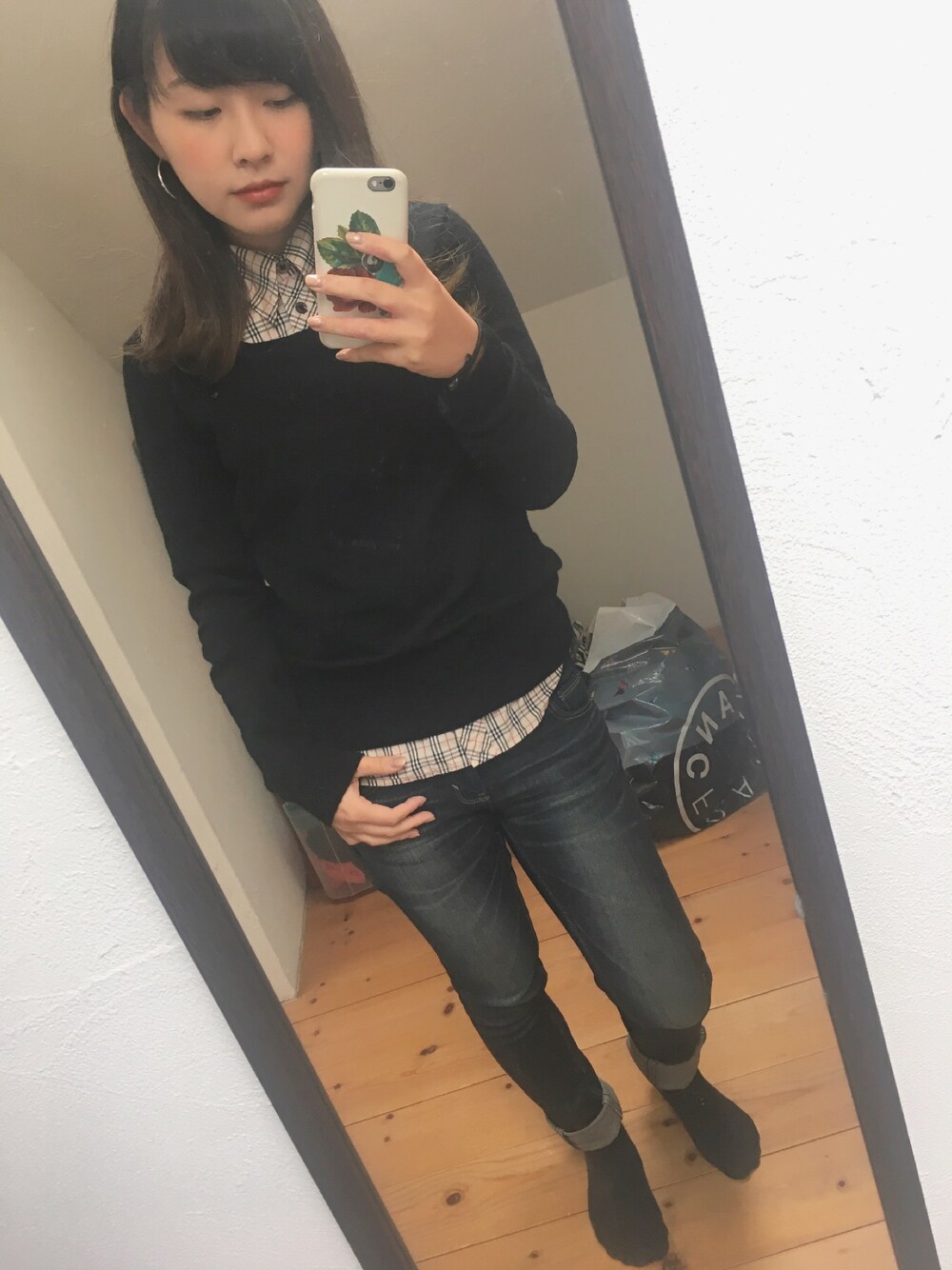 「秋コーデ、シンプルコーデ、バーバリー、burberry、チェックシャツ、黒ニット、ニット、シルバーアクセサリー、デニム、デニムパンツ」｜「BURBERRYのアイテム（シャツ/ブラウス、ベージュ系）」を使った、あさり  さん（レディース・156cm）の秋コーディネートの1枚目の写真