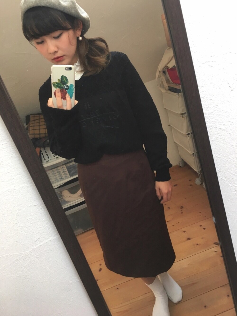 「秋のコーデ、大人カジュアル、秋冬、タイトスカート、茶色、黒ニット、シャツスタイル、古着、ベレー帽、古着MIX」｜「GIVENCHYのアイテム（ニット/セーター、ブラック系）」を使った、あさり  さん（レディース・156cm）の秋コーディネートの1枚目の写真