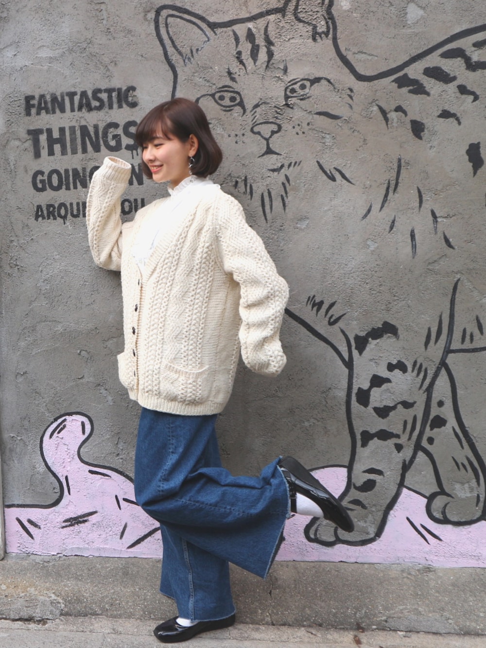 「ニット、白ニット、ゆるニット、フリルブラウス、白コーデ、ワイドパンツ、デニム、春、白、春ニット」｜「VINTAGEのアイテム（ニット/セーター、ホワイト系）」を使った、あさり  さん（レディース・156cm）の冬コーディネートの1枚目の写真