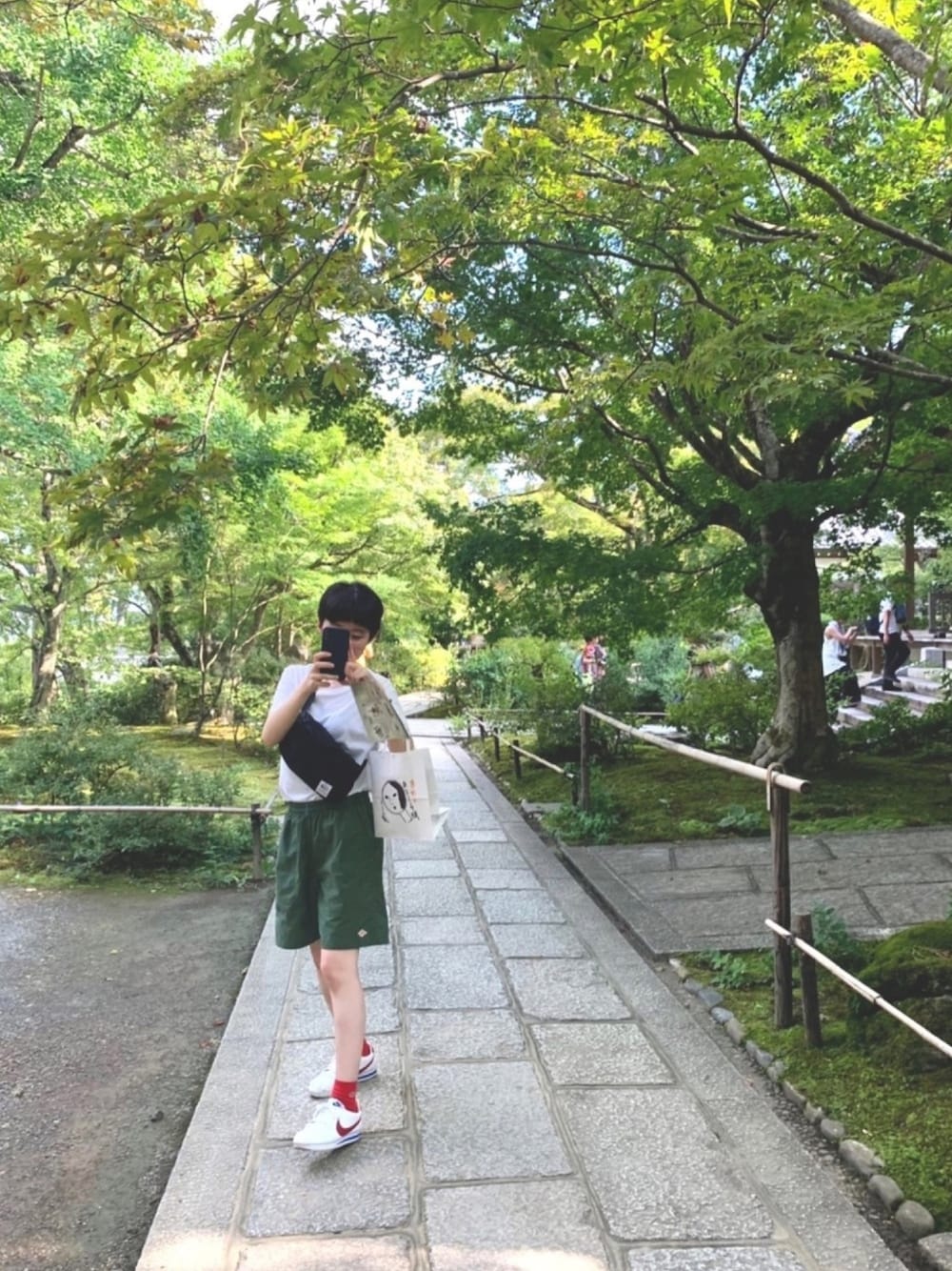 その他のTシャツ/カットソー、グリーン系のその他パンツ、ホワイト系のソックス/靴下を着用したレディースの夏コーディネートの1枚目の写真