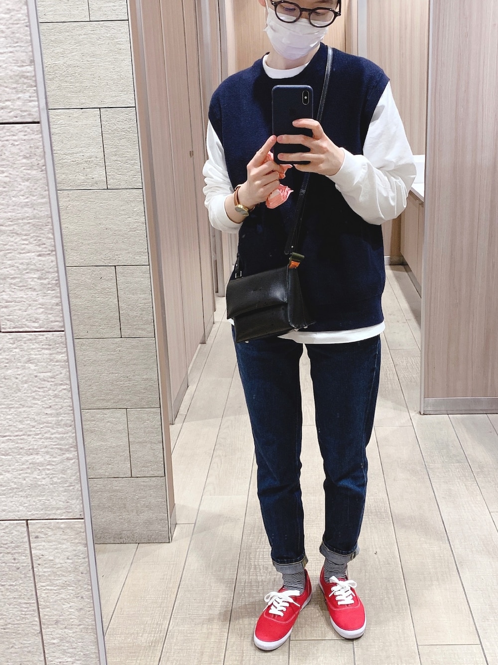 「Hanes、BEEFY、UNIQLO、ベスト、LEE、デニム、tabio、ボーダーソックス、keds、yahki」｜「HANESの【HANES/ヘインズ】BEFFY LONGSLEEVE TEE/ビーフィー/ロンT/無地/ユニセックス（Tシャツ/カットソー、ホワイト系）」を使った、チさん（レディース・153cm）の春コーディネートの1枚目の写真