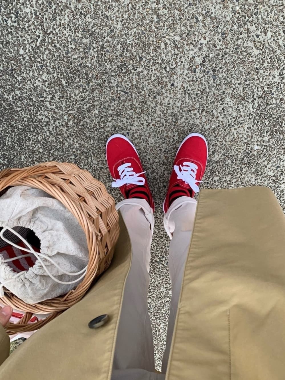 「keds、ケッズ、赤スニーカー、agnesb、アニエスベー、UNIQLO、ユニクロ、白デニム、無印良品、ステンカラーコート」｜「KedsのKeds(ケッズ) CHAMPION OXFORD CVO(チャンピオンオックスフォードCVO) 372204（スニーカー、レッド系）」を使った、チさん（レディース・153cm）の春コーディネートの1枚目の写真