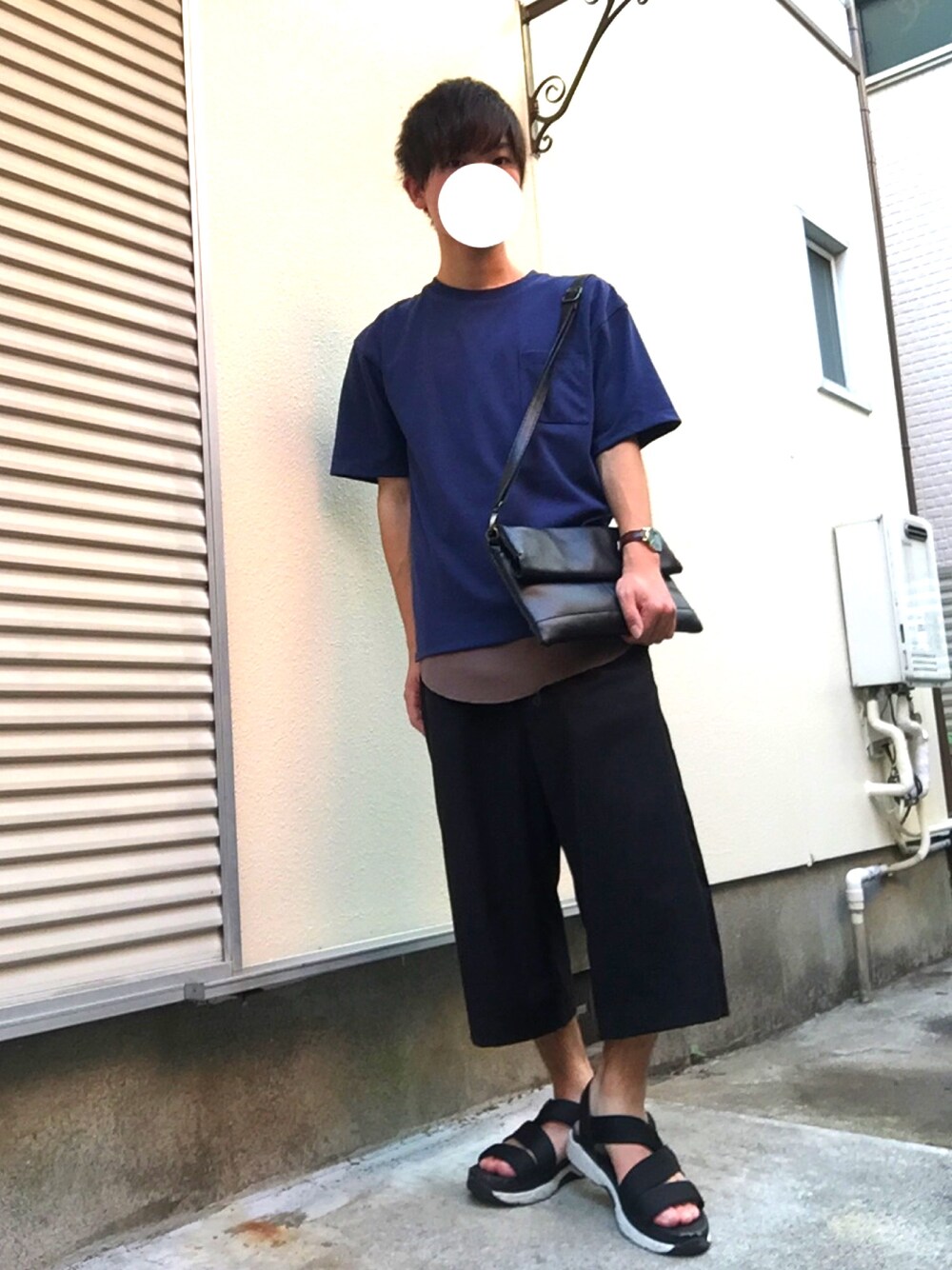 「夏、シンプル、レイヤードスタイル、ポケットＴシャツ、クラッチバッグ、ガウチョパンツ、サンダル、Daniel Wellington、HARE」｜「MONKEY TIMEの【新色追加予約】＜monkey time＞ TC/PONTI 1POC 5SL CN/Tシャツ（Tシャツ/カットソー、ブルー系）」を使った、りょーさん（メンズ・166cm）の夏コーディネートの1枚目の写真