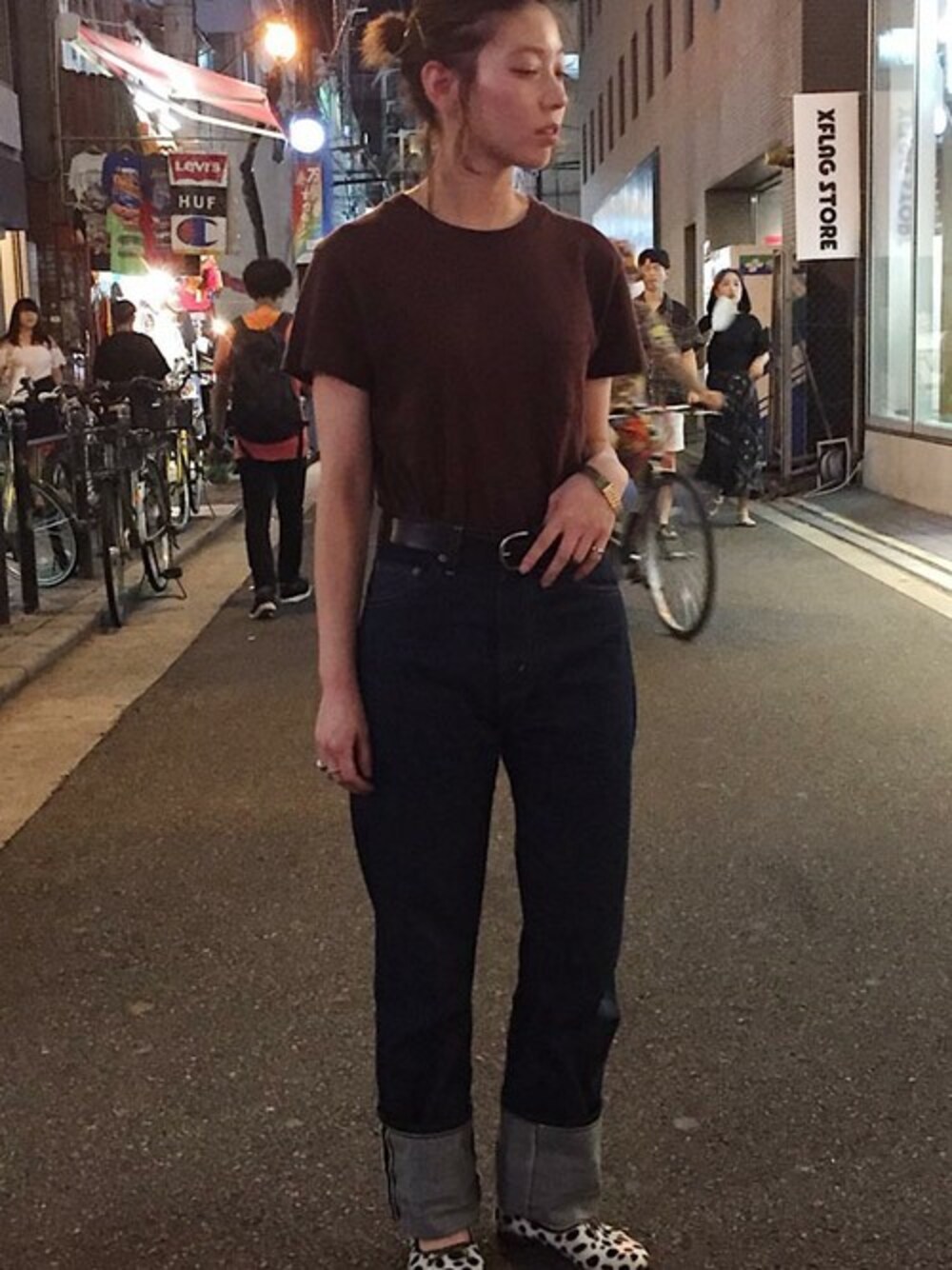 「カジュアル、リジットデニム、LEVI'S VINTAGE CLOTHING、701」｜「Levi'sの【雑誌掲載アイテム】リーバイス 701 リジットデニム/12.3oz（デニムパンツ、ブルー系）」を使った、リーバイス STAFF WOMENさん（レディース・165cm）の秋コーディネートの1枚目の写真