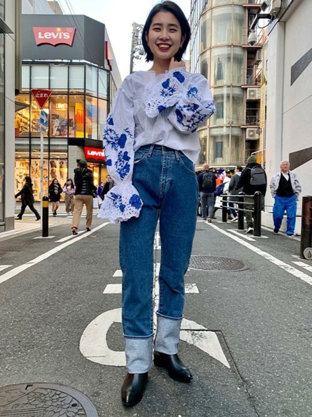 「ハイウエストデニム、ハイウエスト、Levi's、春コーデ、刺繍ブラウス、701」｜「Levi's Made & CraftedのLEVI'S(R)MADE&CRAFTED(R) ブラウス FLOUNCE TOP BRIGHT WHITE（シャツ/ブラウス、その他）」を使った、リーバイス STAFF WOMENさん（レディース・159cm）の春コーディネートの1枚目の写真
