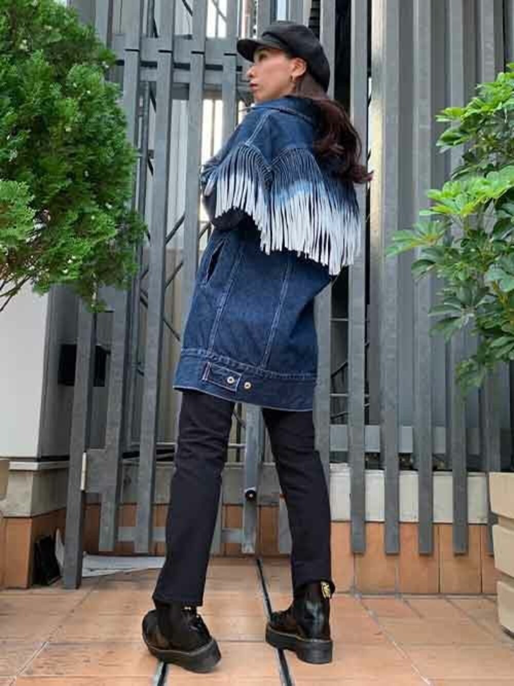 「リーバイス、Levi's、フリンジデニム」｜「Levi's Made & CraftedのLEVI'S(R) MADE & CRAFTED(R) OVRSZD RANCH DRESS LMC RIGID RANCH（デニムジャケット、ブルー系）」を使った、リーバイス STAFF WOMENさん（レディース・166cm）の冬コーディネートの1枚目の写真