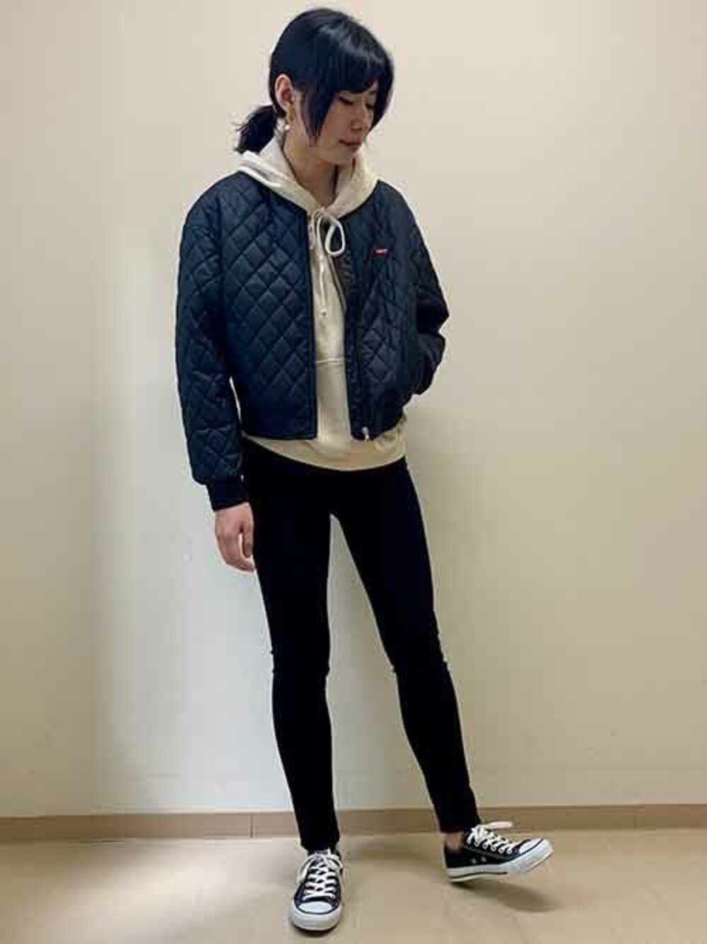 「リーバイス、Levi's、スポーティー、スキニー×スニーカー」｜「Levi'sの721(TM)  ハイライズスキニーフィット LONG SHOT（デニムパンツ、ブラック系）」を使った、リーバイス STAFF WOMENさん（レディース・167cm）の冬コーディネートの1枚目の写真