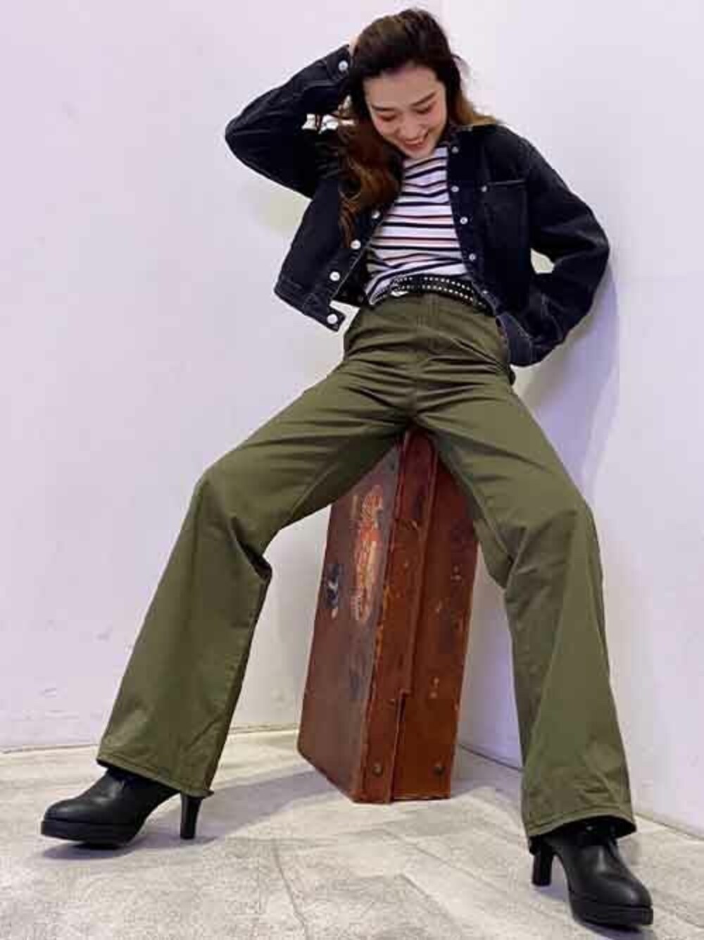 ブルー系のデニムジャケットを着用したレディースの冬コーディネートの1枚目の写真