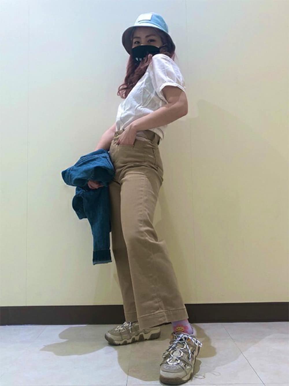 「リーバイス、Levi's、韓国風コーデ」｜「Levi'sのRIBCAGE ワイドレッグ CROP ND BASIC KHAKI（チノパンツ、その他）」を使った、リーバイス STAFF WOMENさん（レディース・163cm）の春コーディネートの1枚目の写真