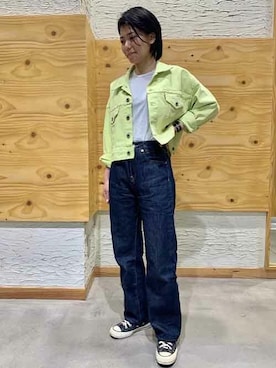 「アイテム（デニムジャケット、グリーン系）」を使った、リーバイス STAFF WOMENさん（レディース・159cm）の夏コーディネート