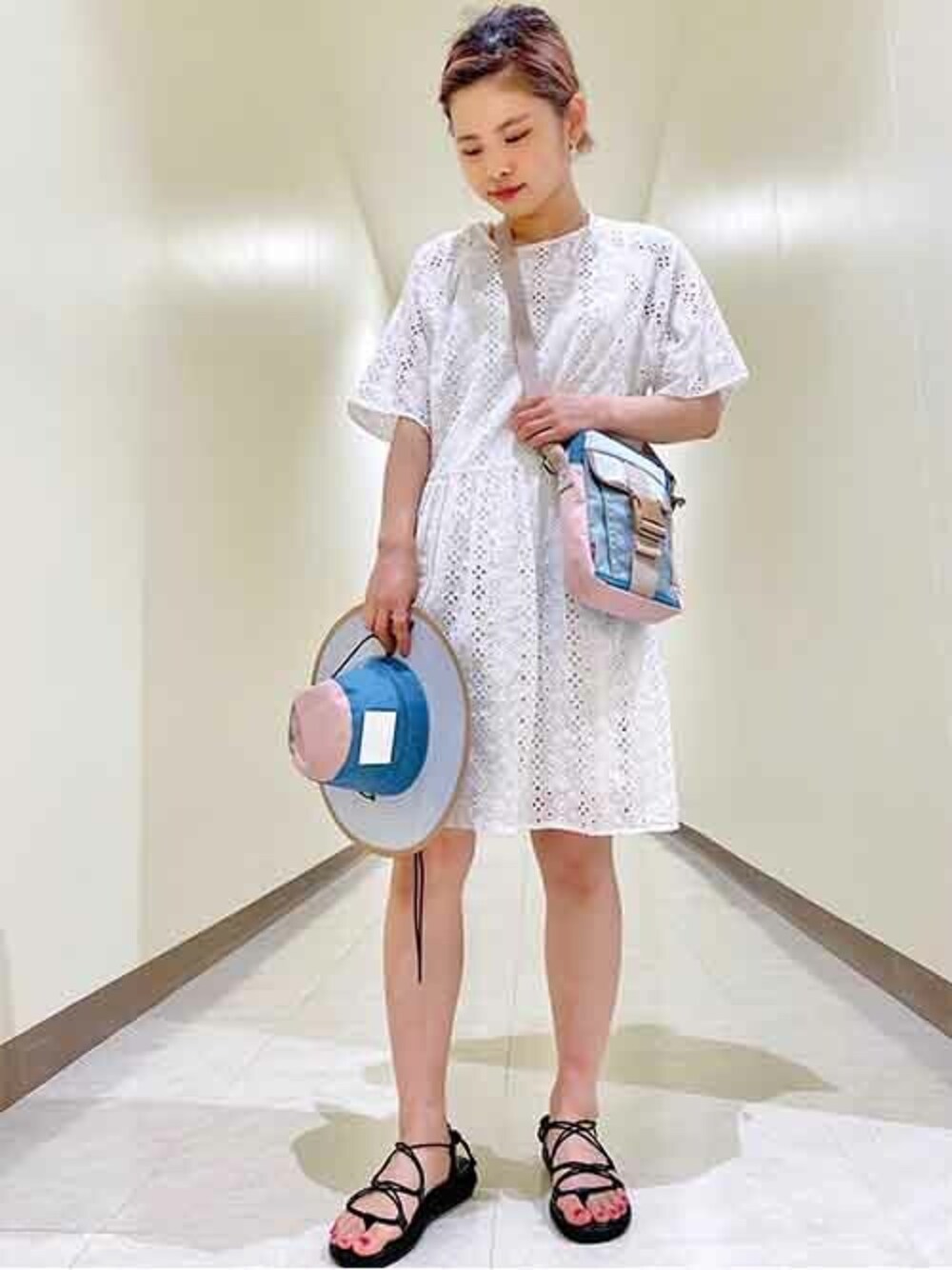 「ワンピース、リーバイス、Levi's、夏コーデ、サファリハット」｜「Levi'sのPOPPY DRESS ALEJANDRA EYELET BRIGHT WHIT（シャツ/ブラウス、その他）」を使った、リーバイス STAFF WOMENさん（レディース・153cm）の夏コーディネートの1枚目の写真
