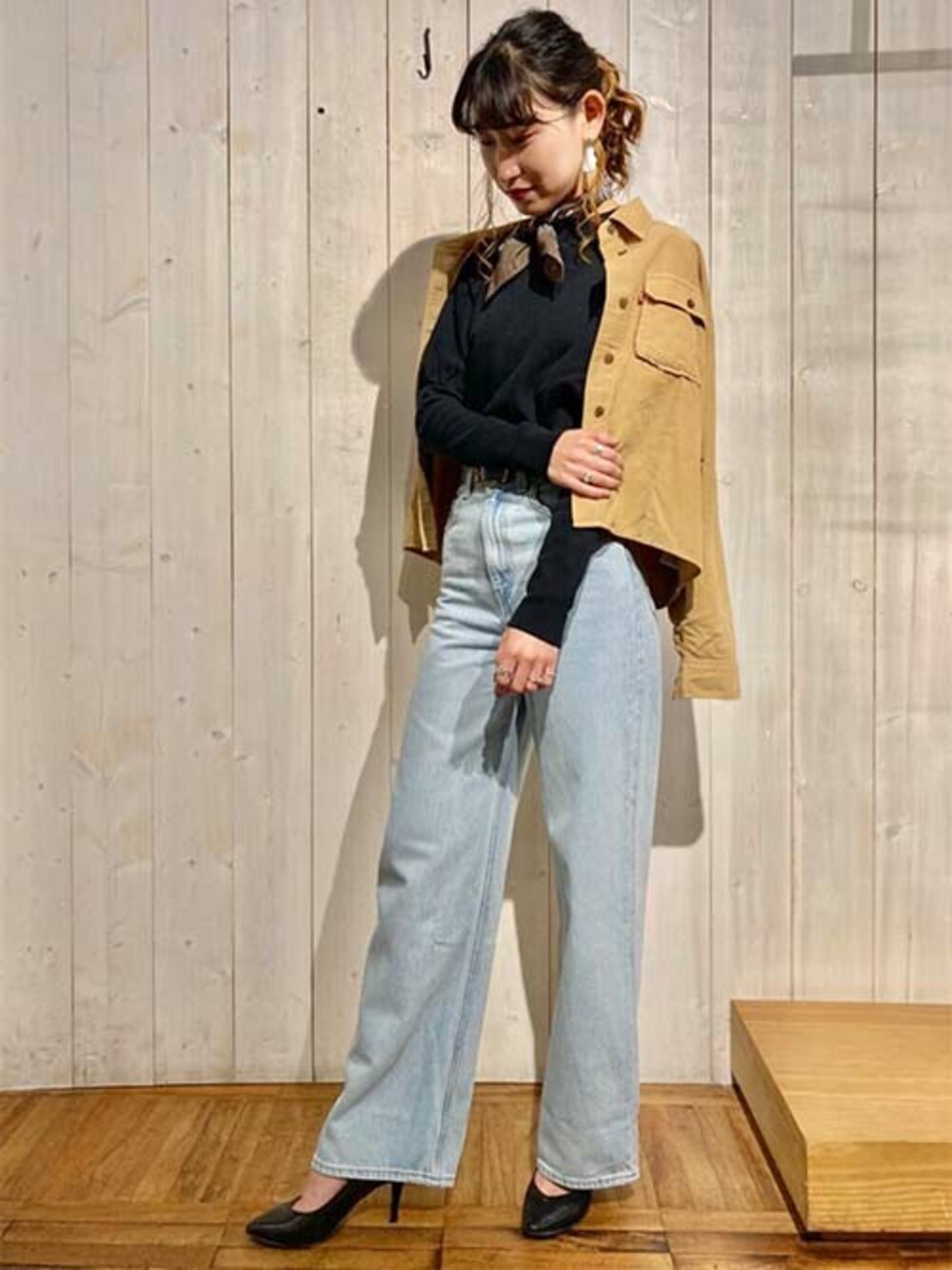 その他のシャツ/ブラウス、ブラック系のスウェット、ブルー系のデニムパンツを着用したレディースの秋コーディネートの1枚目の写真