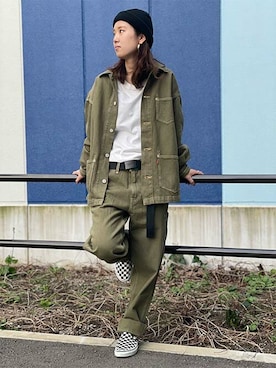 「アイテム（デニムジャケット、グリーン系）」を使った、リーバイス STAFF WOMENさん（レディース・157cm）の冬コーディネート