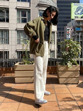 「アイテム（デニムジャケット、グリーン系）」を使った、リーバイス STAFF WOMENさん（レディース・168cm）の冬コーディネート