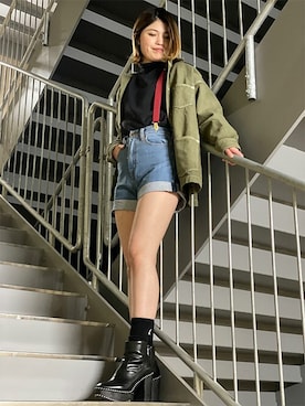 「アイテム（デニムジャケット、グリーン系）」を使った、リーバイス STAFF WOMENさん（レディース・168cm）の冬コーディネート