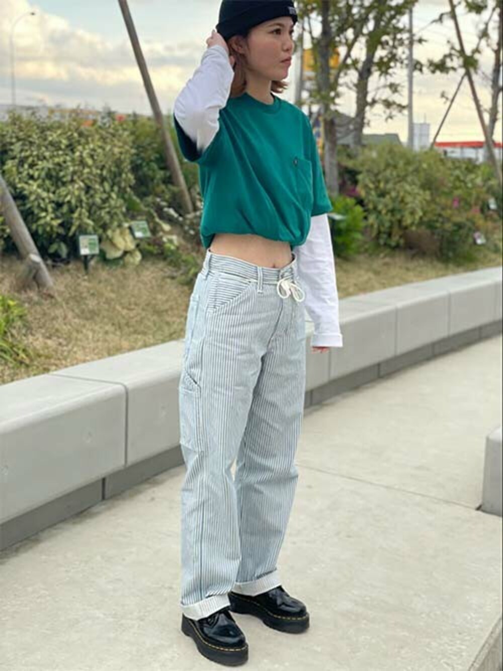 ブルー系のデニムパンツ、グリーン系のTシャツ/カットソーを着用したレディースの春コーディネートの1枚目の写真