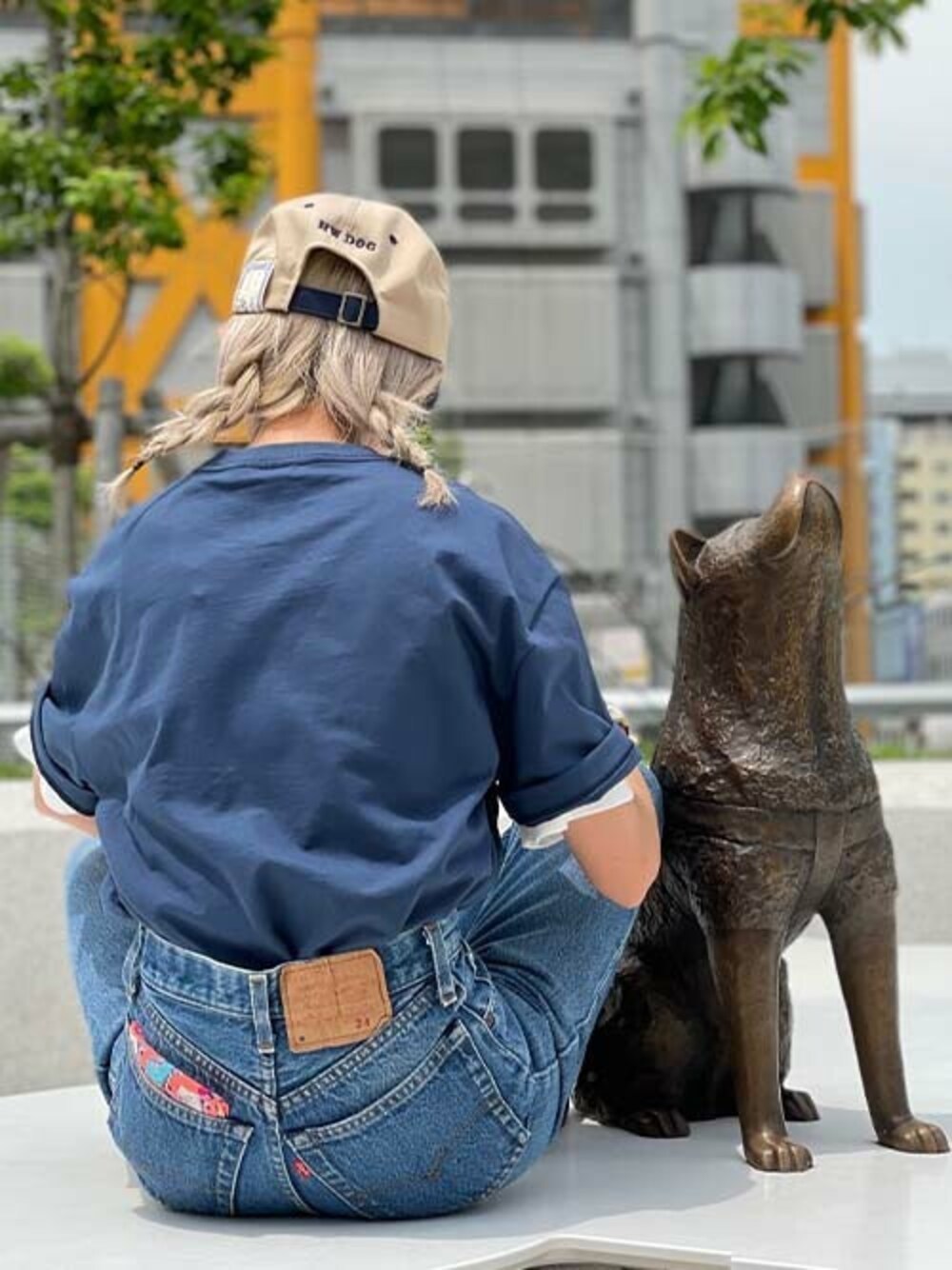 ブルー系のTシャツ/カットソーを着用したレディースの春コーディネートの1枚目の写真