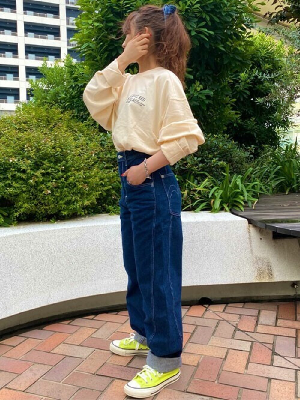 その他のTシャツ/カットソー、ブルー系のデニムパンツを着用したレディースの夏コーディネートの1枚目の写真