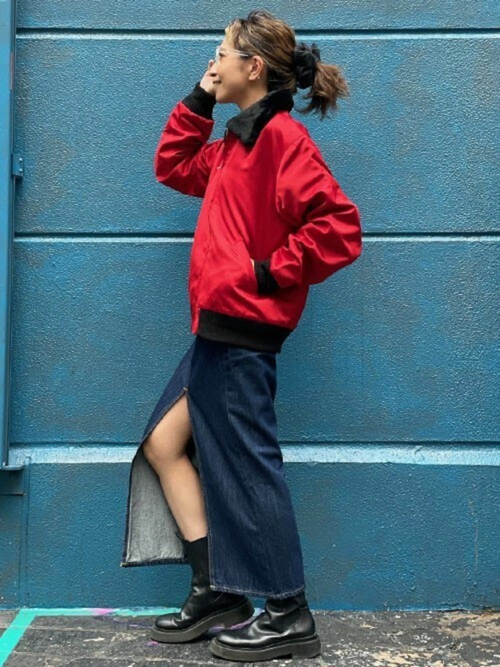 「ブルゾン、カジュアル、リーバイス、デニムスカート、ロングスカート、Levi's」｜「Levi'sのLVC CLIMATE SEAL JACKET SCRIPT RED（ブルゾン、レッド系）」を使った、リーバイス STAFF WOMENさん（レディース・155cm）の秋コーディネートの1枚目の写真