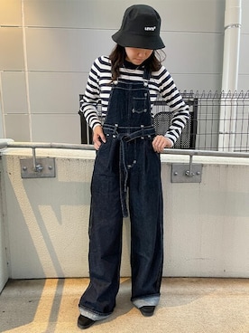 「Levi's（リーバイス）のアイテム（サロペット/オーバーオール）」を使った、リーバイス STAFF WOMENさん（レディース・161cm）の秋コーディネート