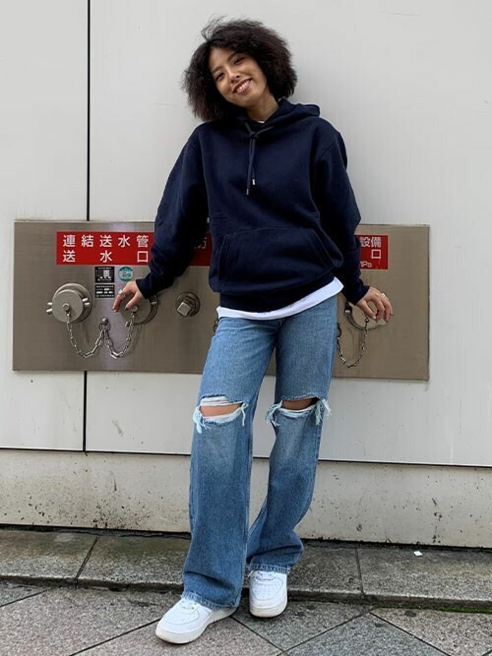 「スニーカー、デニム、パーカー、リーバイス、レイヤードスタイル、Levi's、クラッシュデニム」｜「Levi'sのLEVI'S(R) MADE & CRAFTED(R) RELAXED フーディー（パーカー、ブルー系）」を使った、リーバイス STAFF WOMENさん（レディース・158cm）の秋コーディネートの1枚目の写真
