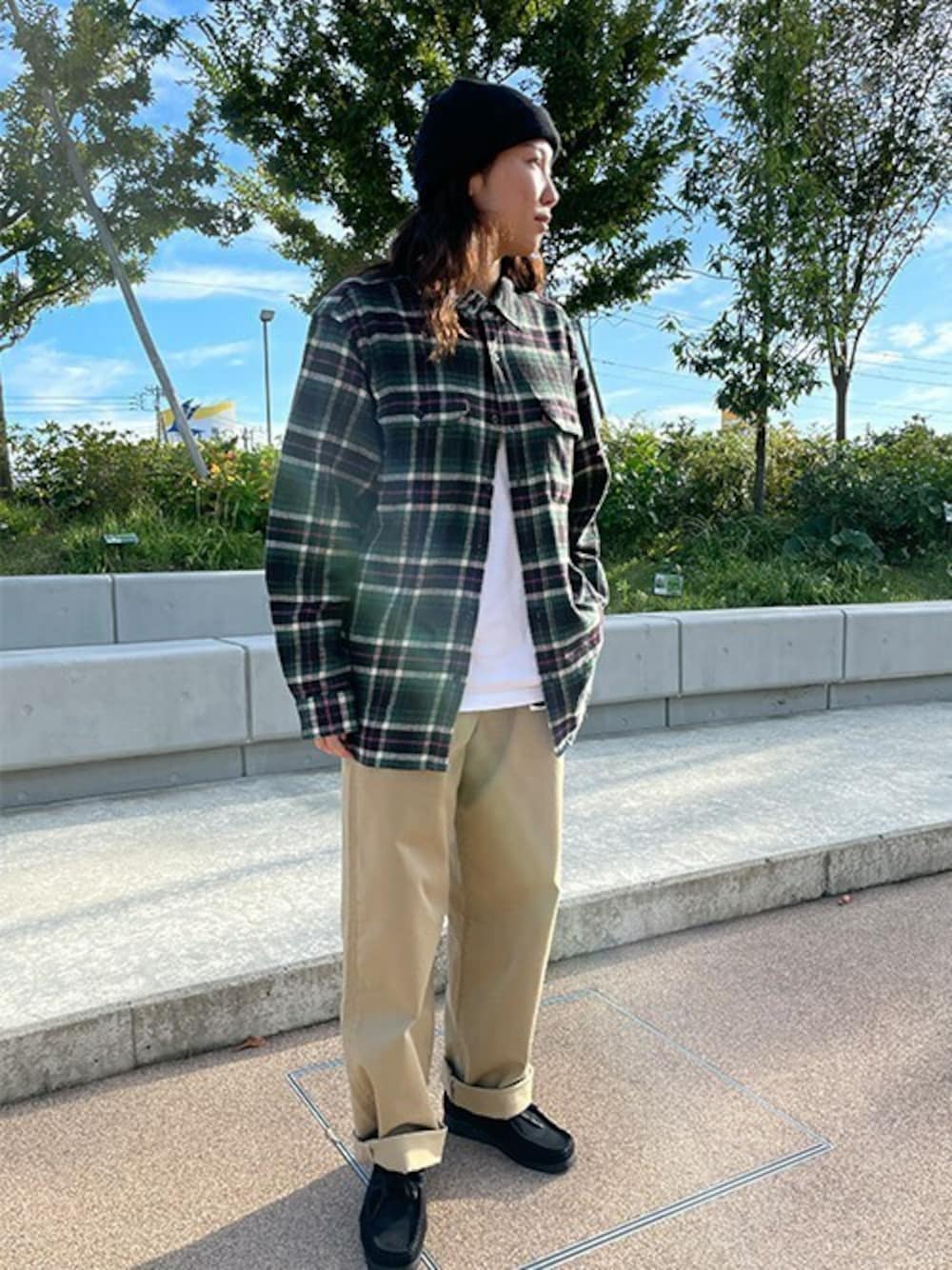 「チェック、アメカジ、リーバイス、秋のコーデ、オーバーサイズ、Levi's、スケートスタイル」｜「Levi'sのVINTAGE RAGLAN CREW GD OBSIDIAN PREMIUM（シャツ/ブラウス、グリーン系）」を使った、リーバイス STAFF WOMENさん（レディース・161cm）の秋コーディネートの1枚目の写真