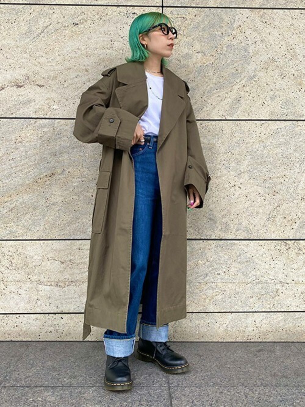「コート、デニム、トレンチコート、リーバイス、秋のコーデ、冬コーデ、Levi's、リジットデニム」｜「Levi'sのロングスリーブTシャツ BABY TEE WHITE +（Tシャツ/カットソー、その他）」を使った、リーバイス STAFF WOMENさん（レディース・151cm）の秋コーディネートの1枚目の写真