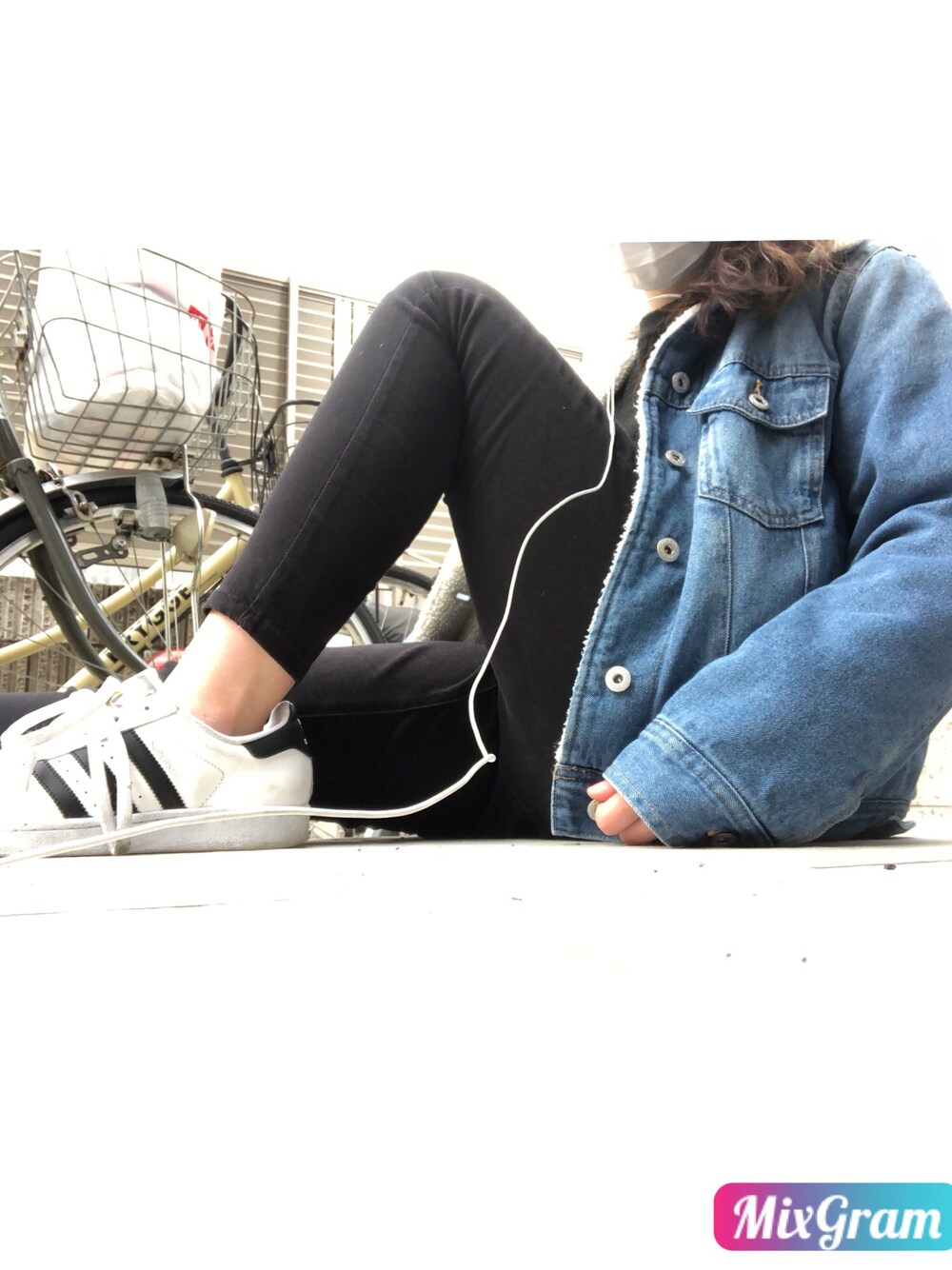 adidasのアイテムを使った「ボアデニムジャケット」の人気