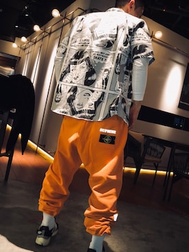 「OFF-WHITE」｜「アイテム（チノパンツ）」を使った、colorcolorseeseeさん（メンズ・180cm）の冬コーディネート