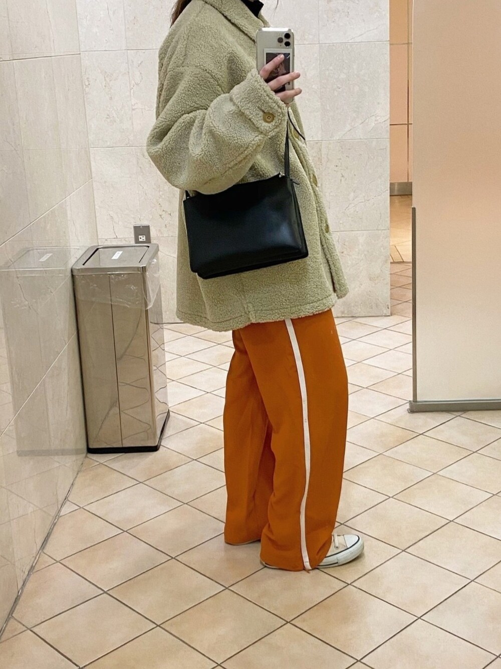「カジュアルコーデ、楽チンコーデ、スニーカー、韓国ファッション、ボア、プチプラ、オトナカジュアル、休日スタイル、スポーティー」｜「JOURNAL STANDARDのフロスティストレッチラインパンツ#（その他パンツ、オレンジ系）」を使った、t_m120967さん（レディース・158cm）の冬コーディネートの1枚目の写真