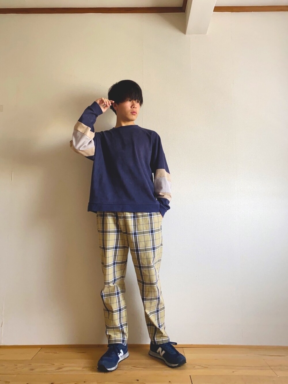 ブルー系のスウェット、ベージュ系のパンツ、ブルー系のスニーカーを着用したメンズの春コーディネートの1枚目の写真