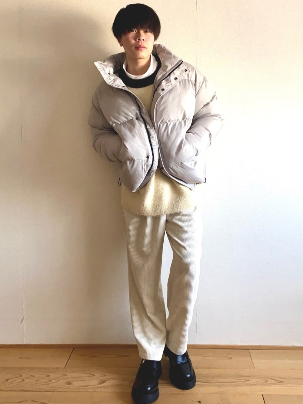 「私の推しブランド、オーバーサイズ、シンプルコーデ、ワントーンコーデ、ホワイト、LILL、CASPER JOHN、DOOPZ、Junred、shiki tokyo」｜「LILLのビッグシルエットハイネックエコダウンジャケット（ダウンジャケット/コート、グレー系）」を使った、junさん（メンズ・171cm）の冬コーディネートの1枚目の写真