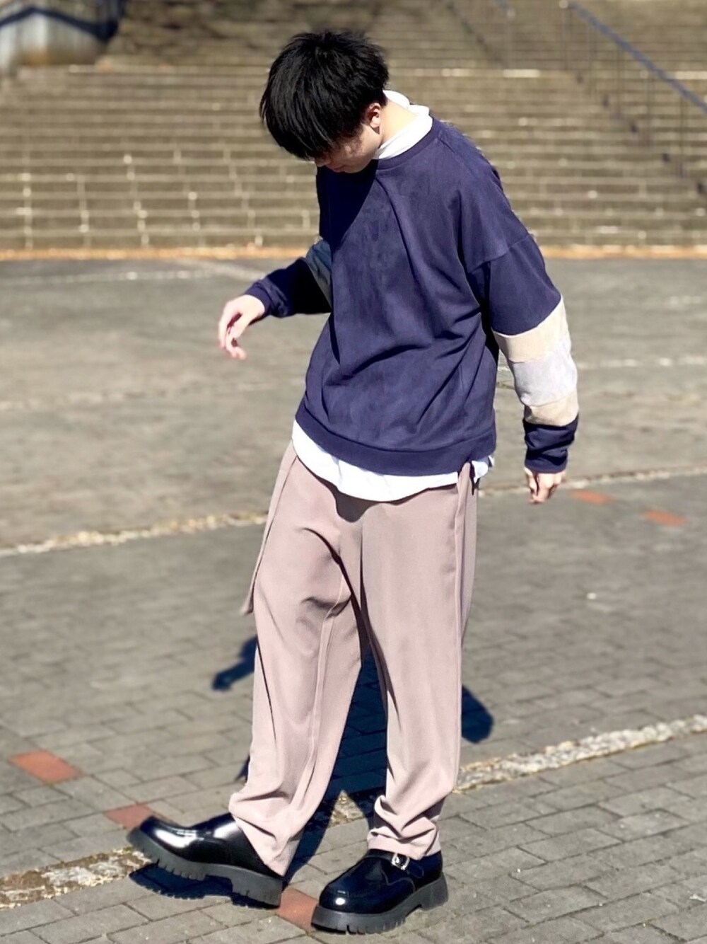 ブルー系のスウェット、ホワイト系のTシャツ/カットソー、ベージュ系のその他パンツを着用したメンズの冬コーディネートの1枚目の写真