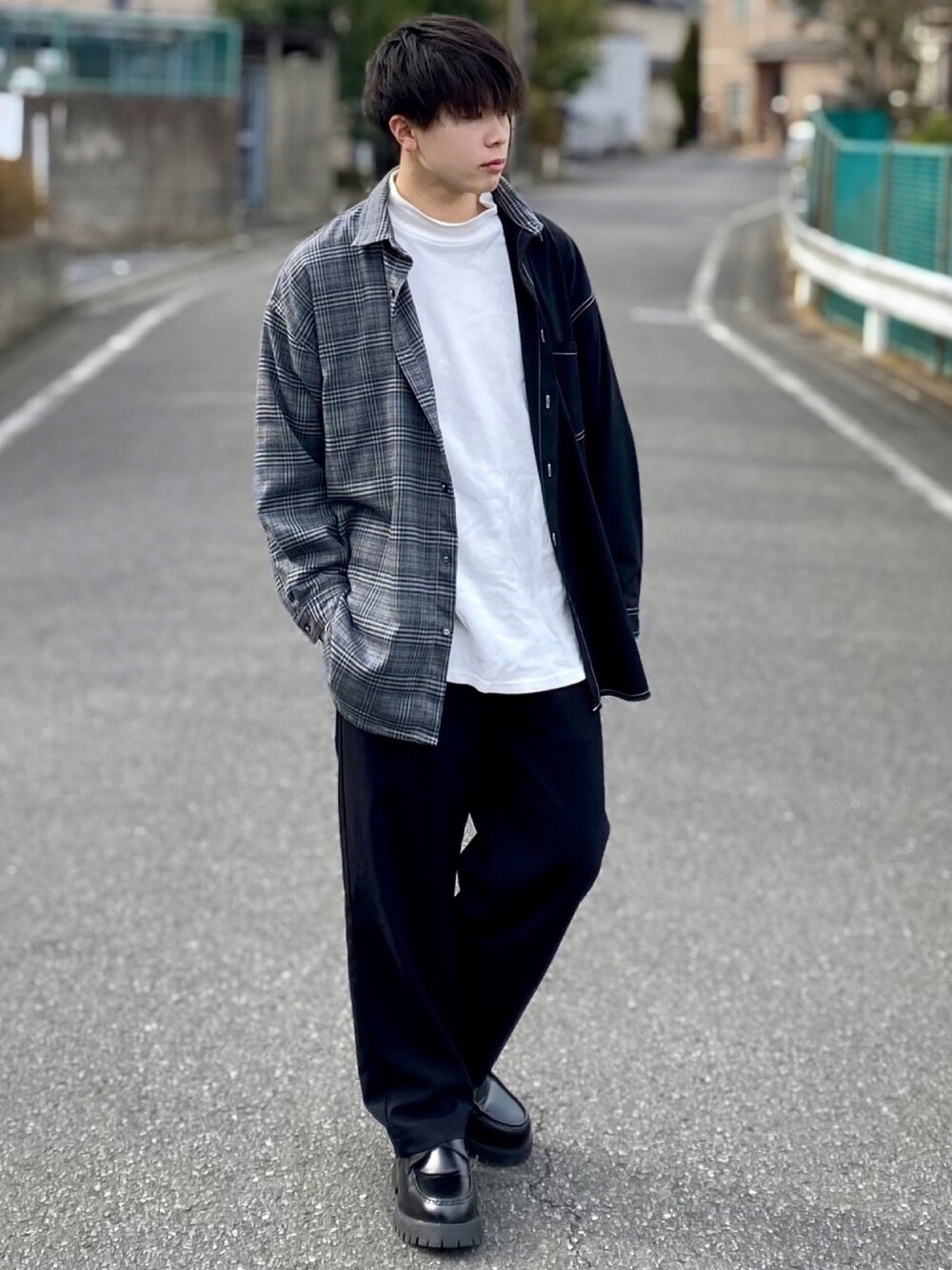 ブラック系のシャツ/ブラウス、ホワイト系のTシャツ/カットソー、ブラック系のスラックスを着用したメンズの冬コーディネートの1枚目の写真