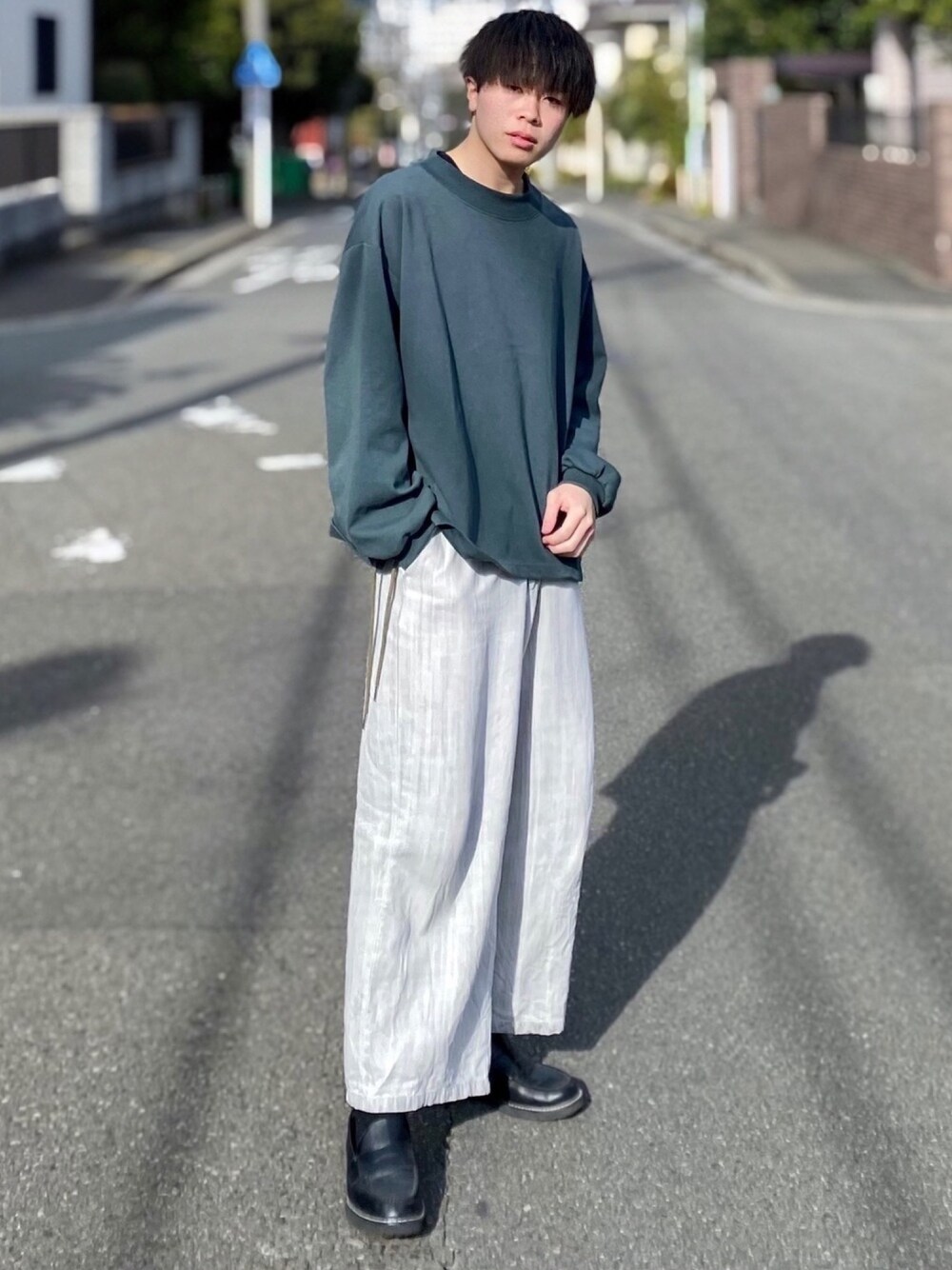 「はるコーデ、ゆるコーデ、きれいめコーディネート、キレイめ、スウェット、デニムパンツ、ローファー、CASPER JOHN、niko and ...」｜「CASPER JOHNのSide Lace Mockneck Balloon Sweat/サイドレースモックネックバルーンスウェット（スウェット、グリーン系）」を使った、junさん（メンズ・171cm）の春コーディネートの1枚目の写真
