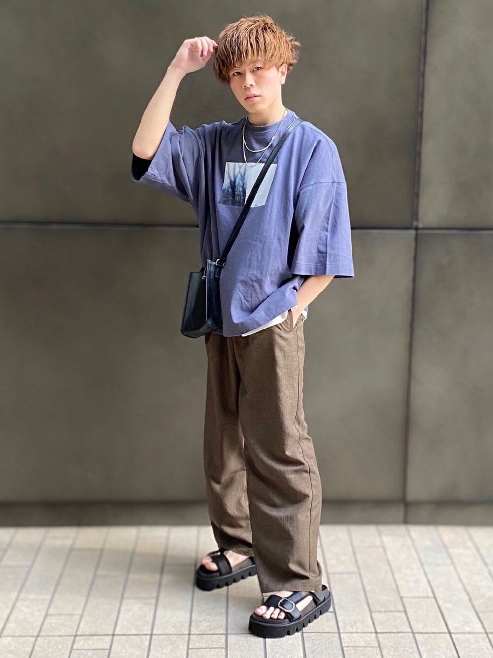 ブルー系のTシャツ/カットソー、ホワイト系のタンクトップ、ブラック系のショルダーバッグを着用したメンズの春コーディネートの1枚目の写真