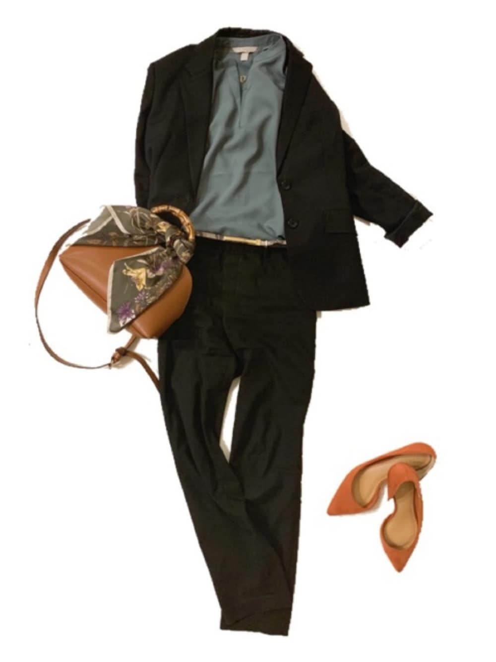 ブラック系のその他パンツ、オレンジ系のパンプス、ブルー系のシャツ/ブラウスを着用したレディースの春コーディネートの1枚目の写真