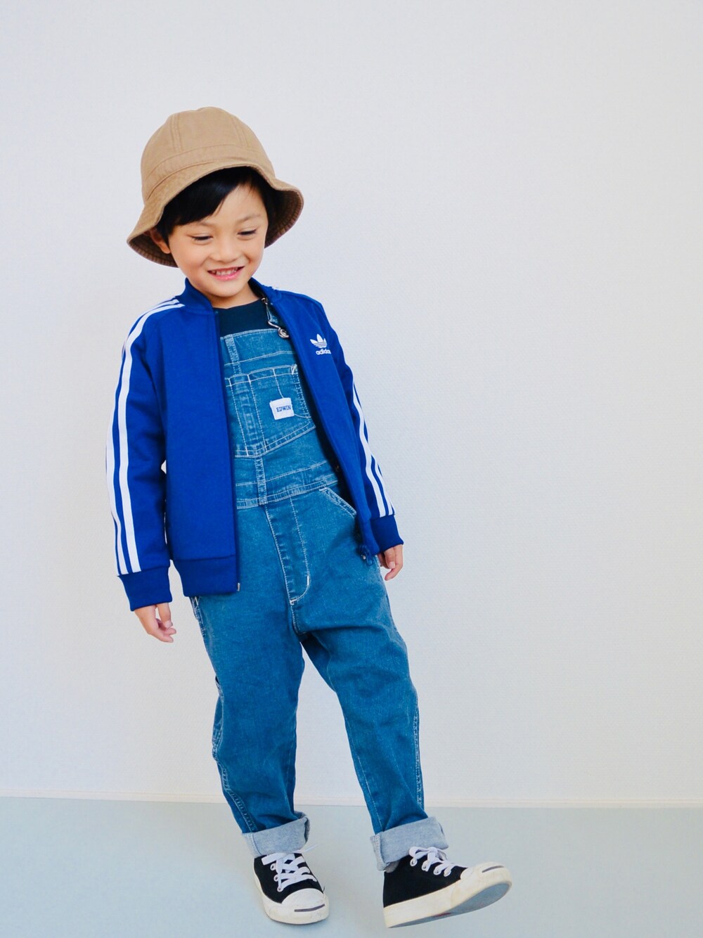 「アイラブCONVERSE、カジュアルコーデ、休日スタイル、男の子コーデ、コンバース、ジャックパーセル、アディダス、トラックジャケット、オーバーオール、ニューエラ」｜「CONVERSEのCONVERSE / KID'S JACK PURCELL SLIP（スニーカー、ブラック系）」を使った、sioさん（キッズ・100cm）の冬コーディネートの1枚目の写真