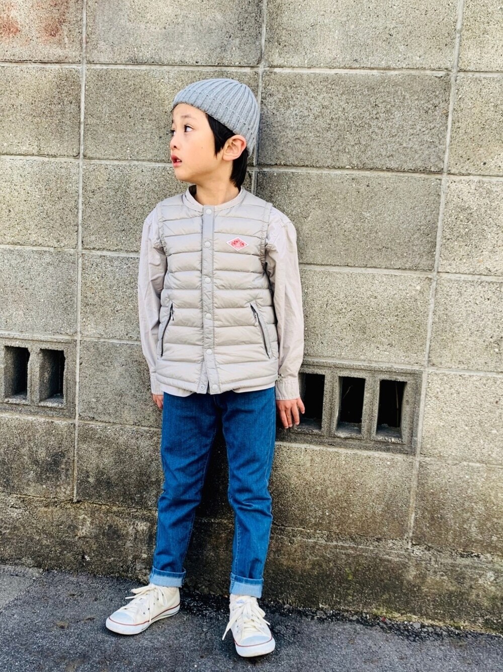 「チャオパニックティピー(CIAOPANIC TYPY)、小学生、カジュアルコーデ、デニムパンツ、スタンドカラー、インナーダウン、Danton、春コーデ、休日スタイル、スニーカー」｜「CIAOPANIC TYPYのストレッチスタンドシャツ（シャツ/ブラウス、グレー系）」を使った、sioさん（キッズ・110cm）の春コーディネートの1枚目の写真