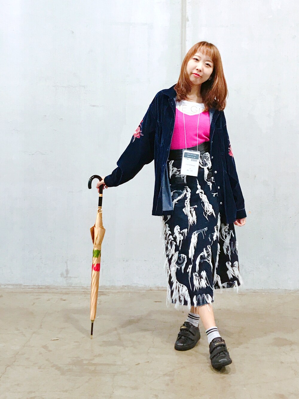 「マリエジュエリー、MARIE JEWELRY、兼松江梨、A7ICE、chanel、デニム、AKANE UTSUNOMIYA、シャルルジョルダン、デニムジャケット、ピンク」｜「AKANE UTSUNOMIYAのアイテム（デニムスカート、ブルー系）」を使った、Eri Kanematsuさん（レディース・165cm）の秋コーディネートの1枚目の写真