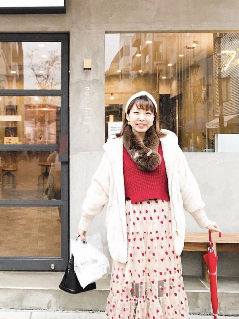 「バラ柄、赤、ジーナシス、冬コーデ、冬、雨の日コーデ、ワンピース、お姫さま、かわいい」｜「JEANASISのアイテム（ニット/セーター、レッド系）」を使った、Eri Kanematsuさん（レディース・165cm）の冬コーディネートの1枚目の写真