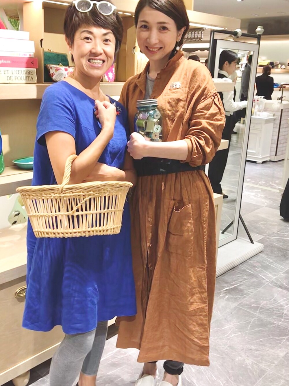 「カジュアルコーデ、デニムパンツ、ラフ、POOL」｜「POOLのアイテム（シャツワンピース、ブラウン系）」を使った、トマル コトさん（レディース・166cm）の夏コーディネートの1枚目の写真