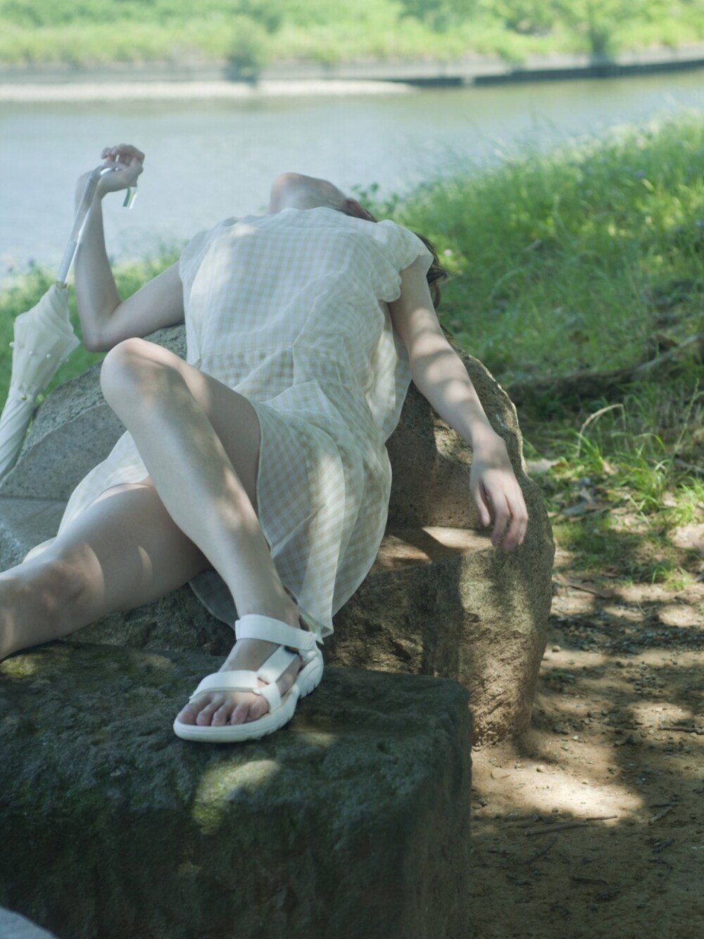 「夏コーデ、夏のワントーンコーデ」｜「AMBELLのアイテム（ワンピース、ベージュ系）」を使った、トマル コトさん（レディース・166cm）の夏コーディネートの1枚目の写真