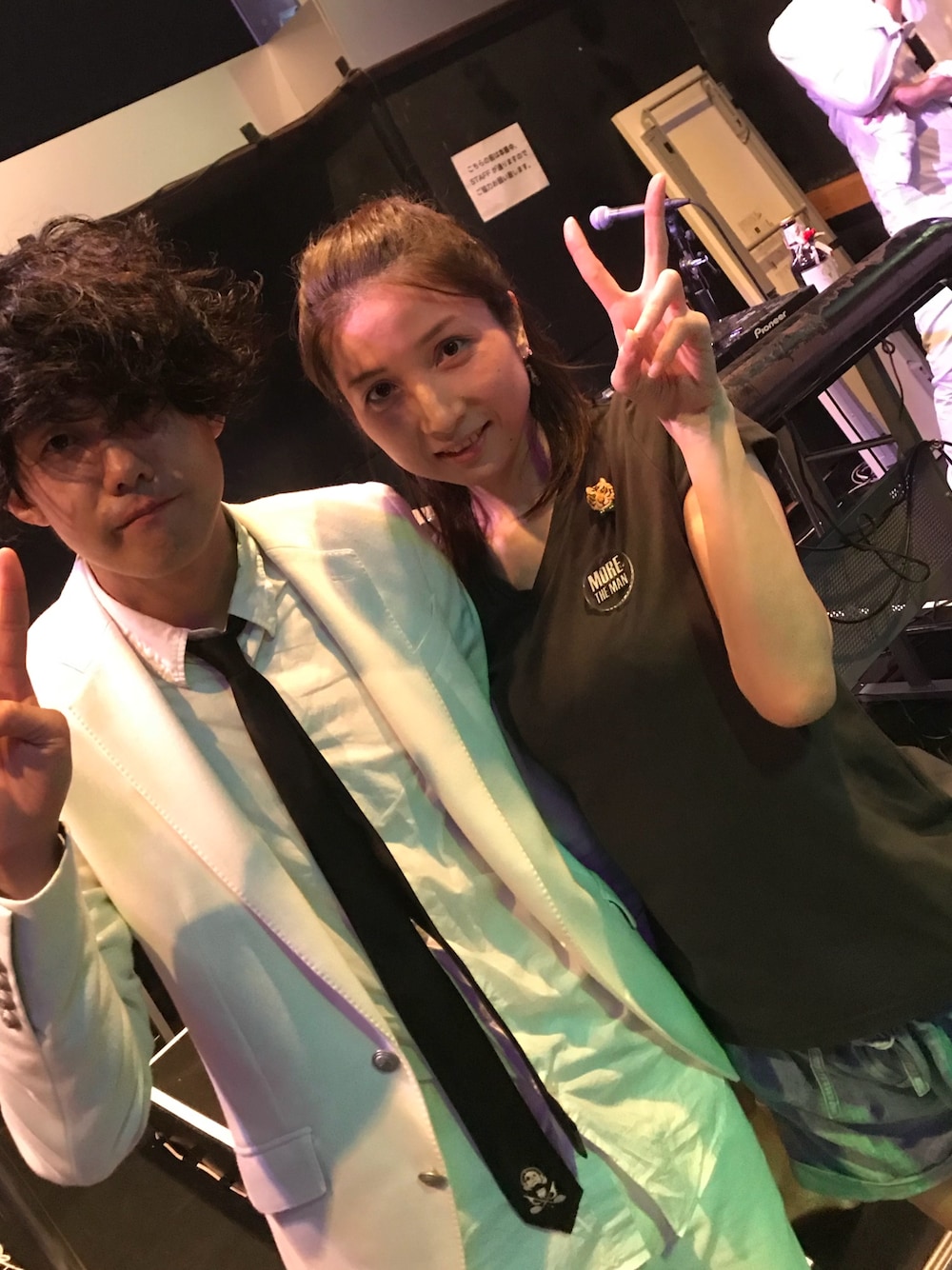 「カジュアル、LIVE」｜「JOURNAL STANDARDのアイテム（Tシャツ/カットソー、グレー系）」を使った、トマル コトさん（レディース・166cm）の夏コーディネートの1枚目の写真