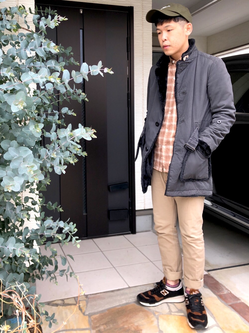 「ランチコート、休日コーデ、スニーカーコーデ、ニューバランス、New Balance、nonnative」｜「nonnativeのアイテム（ジャケット/アウター、ブラック系）」を使った、KHさん（メンズ・170cm）の春コーディネートの1枚目の写真