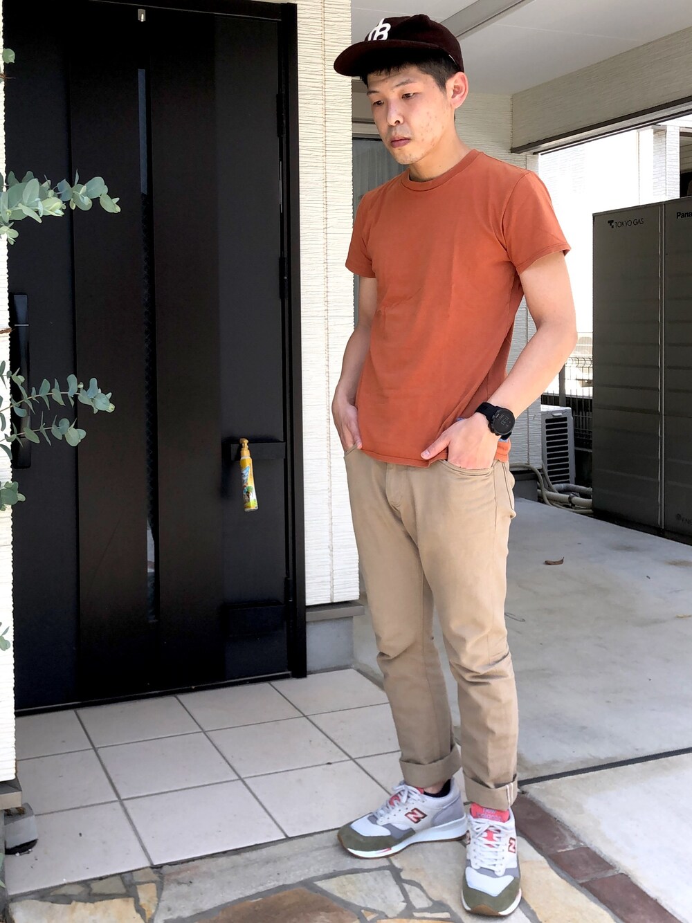 「スニーカー、春夏コーデ、Tシャツ、nonnative、hobo、visvim、New Balance、キャップ」｜「VISVIMのアイテム（Tシャツ/カットソー、オレンジ系）」を使った、KHさん（メンズ・170cm）の春コーディネートの1枚目の写真