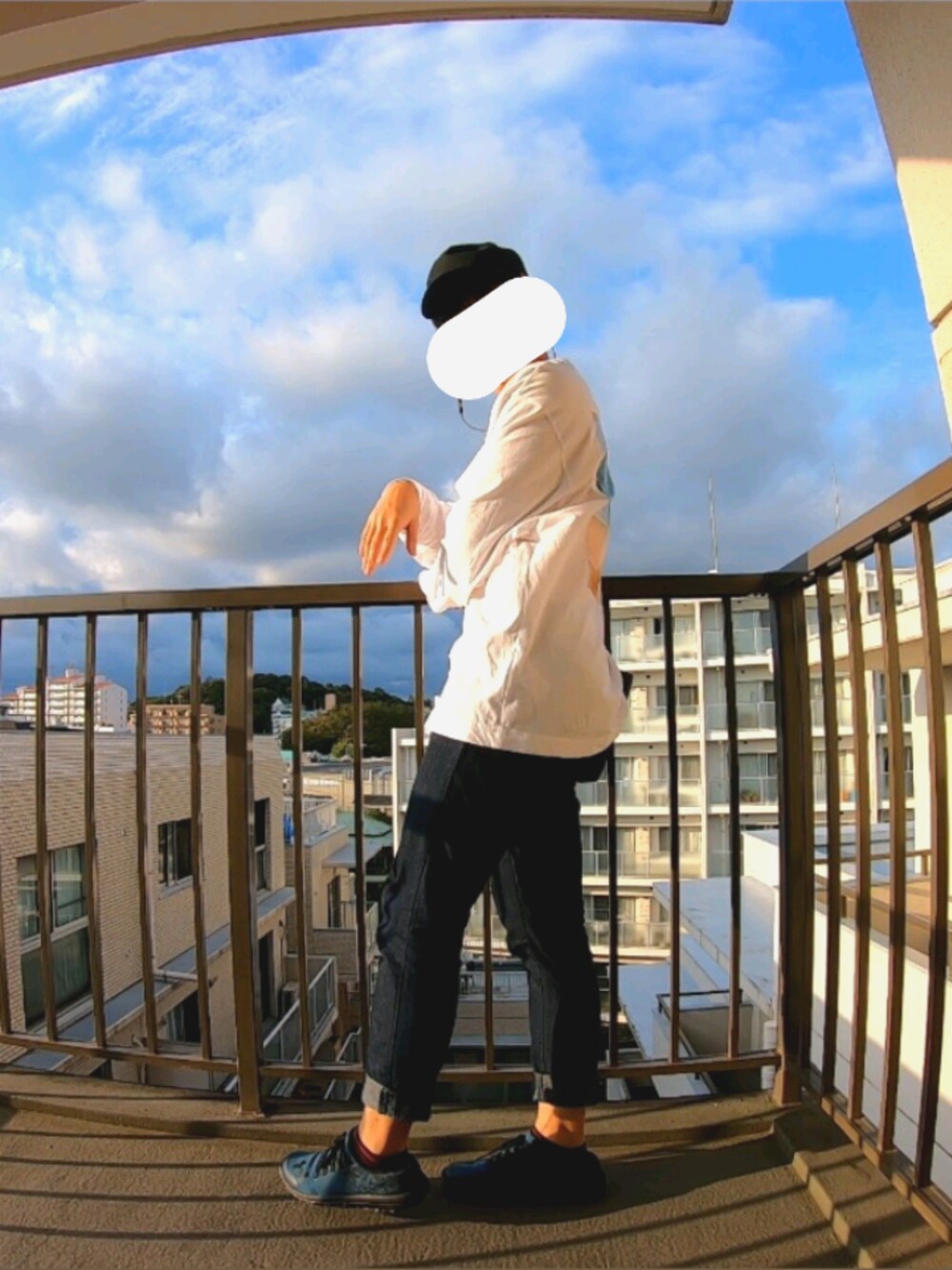 「シンプル、ビッグシルエット、ラフ、ロンT、バックプリント」｜「JOURNAL STANDARDのアイテム（Tシャツ/カットソー、ホワイト系）」を使った、keruさん（メンズ・171cm）の秋コーディネートの1枚目の写真