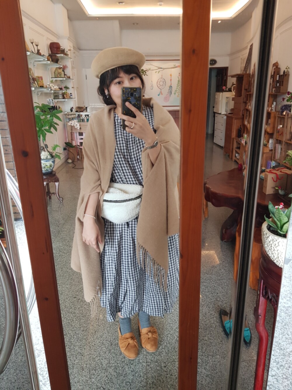 「無印良品のアイテム（ストール/ショール、ベージュ系）」を使った、katty goldgansさん（レディース・155cm）の冬コーディネートの1枚目の写真