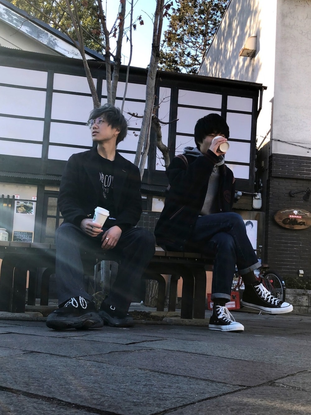 「ワイドパンツ、大人カジュアル、お洒落さんとつながりたい、春コーデ、ジャケット、めがね、サコッシュ、スウェット、undercover、休日スタイル」｜「UNDERCOVERのN8803（スウェット、ブラック系）」を使った、コッシーさん（メンズ・168cm）の冬コーディネートの1枚目の写真