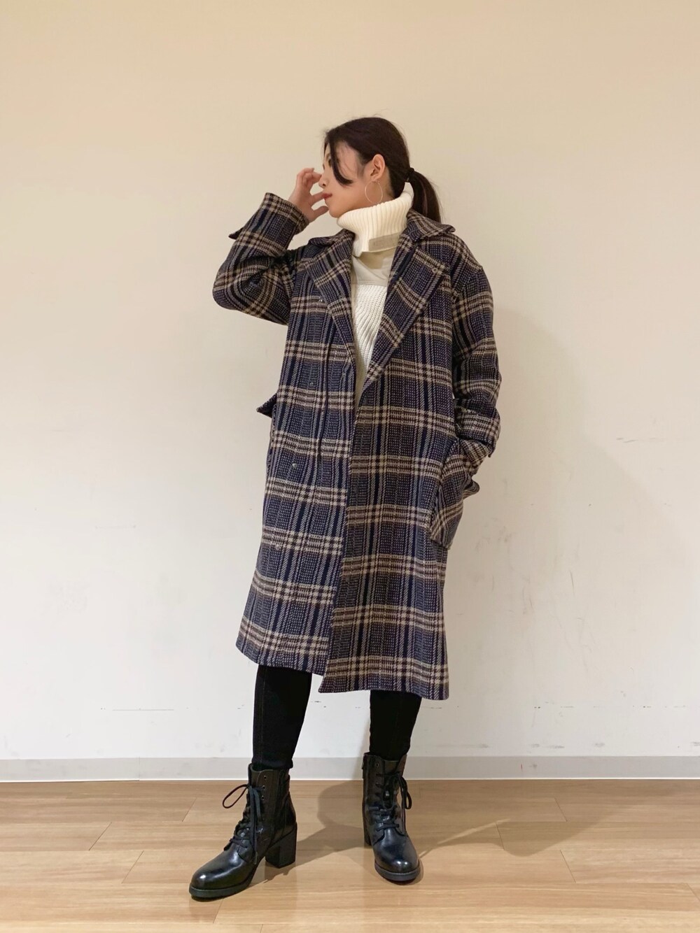 「チェック、コート、ミリタリー、ブーツ、AVIREX、冬コーデ、タートルネック、ootd、オトナカジュアル、AVIREXBelle」｜「AVIREXのタートル エンブロイダリー プルオーバー/ TURTLE EMBROIDERY PULLOVER（ニット/セーター、ホワイト系）」を使った、nanakaさん（レディース・159cm）の秋コーディネートの1枚目の写真